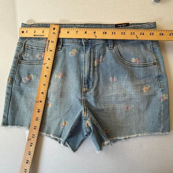 Denim shorts with flowers - Picture 3 of 7